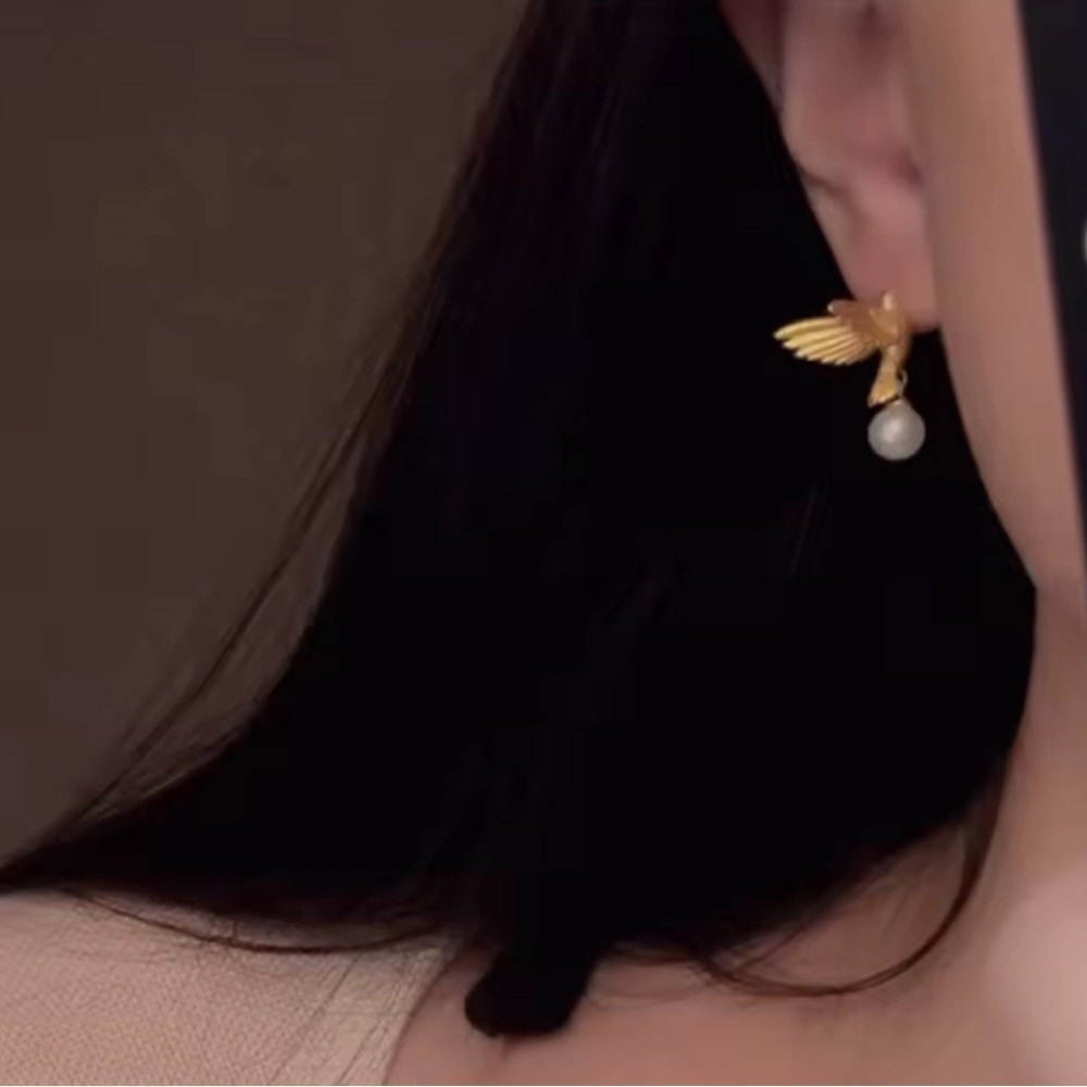 Vintage Hummingbird Pearl Gold Earrings - Picture 4 of 4